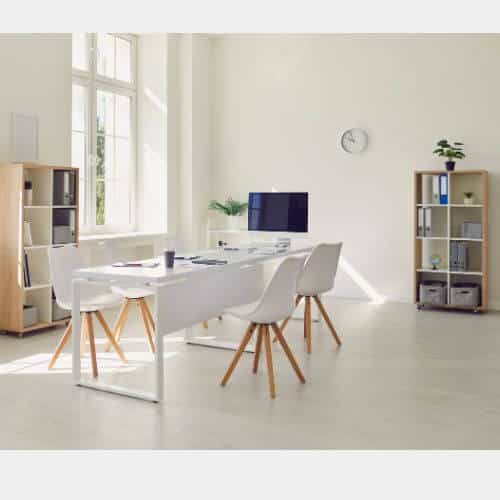 Bureau blanc avec un bureau, une chaise et des étagères dans une agence web.
