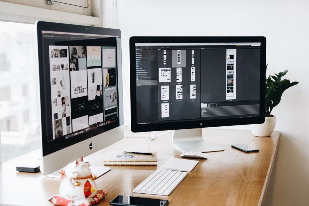 Deux ordinateurs poser sur un bureau